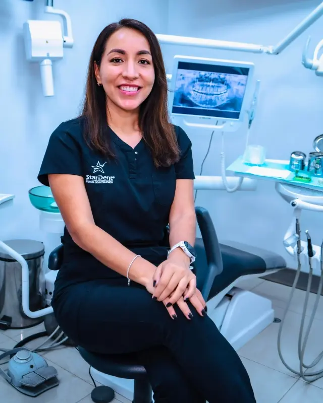 Retrato de la Dra. Eliana Fernández, odontóloga especialista en implantología y estética dental